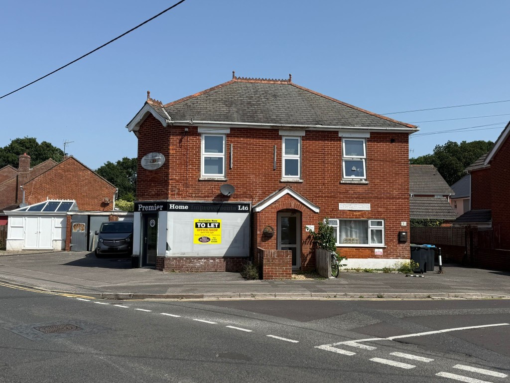 Lot: 92 - FLAT FOR INVESTMENT - View of the outside of the block